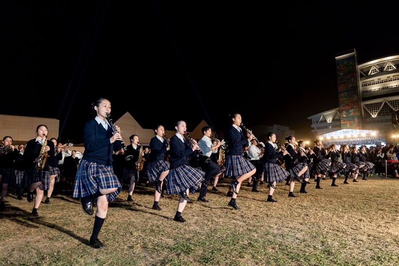 有「翡翠騎士」美稱的日本東京農業大學第二高等學校吹奏樂部，21日晚間在嘉義市進行戶外快閃活動，樂手們演奏Sing Sing Sing組曲。（圖／翻攝自文總臉書）
