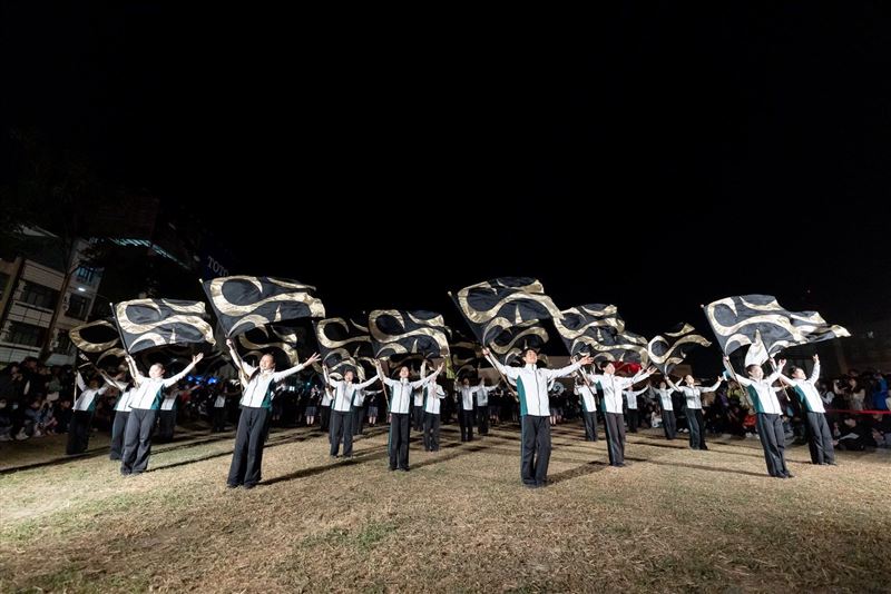 有「翡翠騎士」之稱的日本東京農業大學第二高等學校吹奏樂部21日晚間在嘉義市快閃演出。（圖／翻攝自文總臉書）