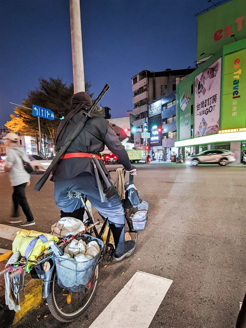 「忍者哥」時常出現在各個場合，算是台南都市傳說。（圖／翻攝自台南大小事臉書）
