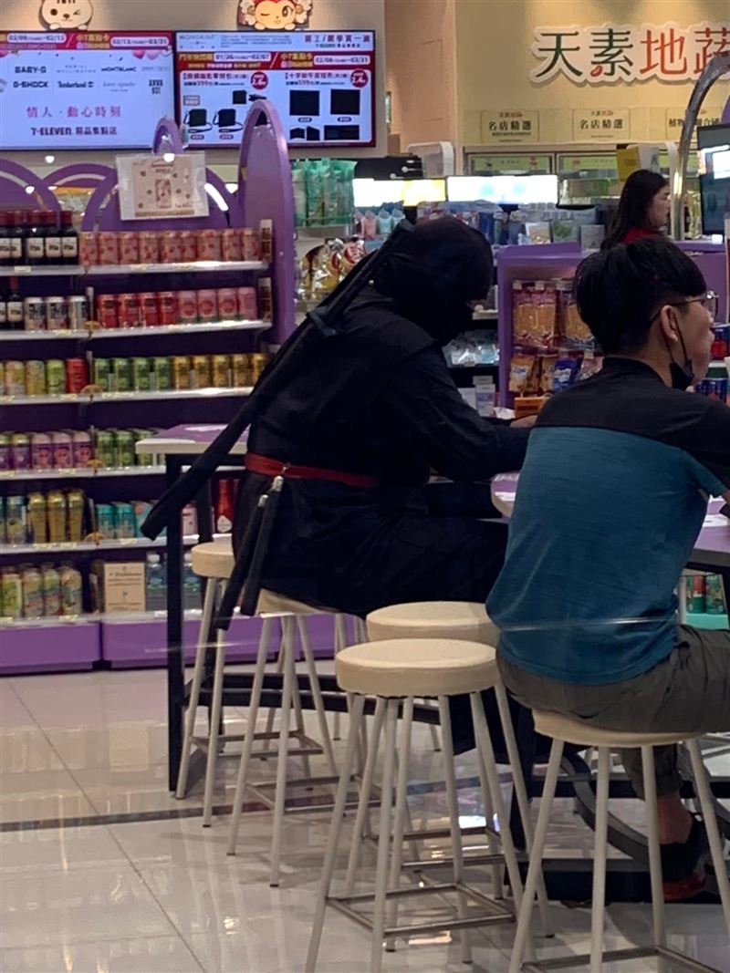 「忍者哥」時常出現在各個場合，算是台南都市傳說。（圖／翻攝自台南大小事臉書）