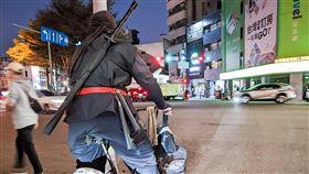 台南市警局第二分局,台南,忍者哥,武士刀,忍者,鋤頭（圖／翻攝自台南大小事臉書）