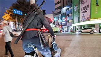 警攔查台南都市傳說「忍者哥」身份曝光