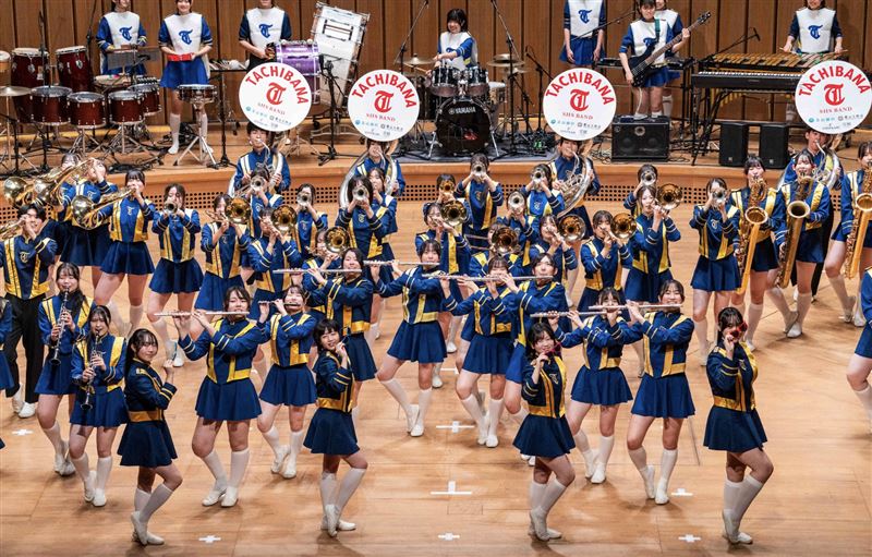 橘色惡魔特別換上了台灣觀眾從沒看過的藍色制服。（圖／文總提供）