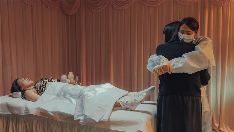 艾怡良（左）親自演大體震撼網友。（圖／六魚文創提供）