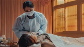 林育品「阿喜」（上）親自為艾怡良（下）沐浴，見胸前縫合疤痕情緒崩潰。（圖
／六魚文創提供）