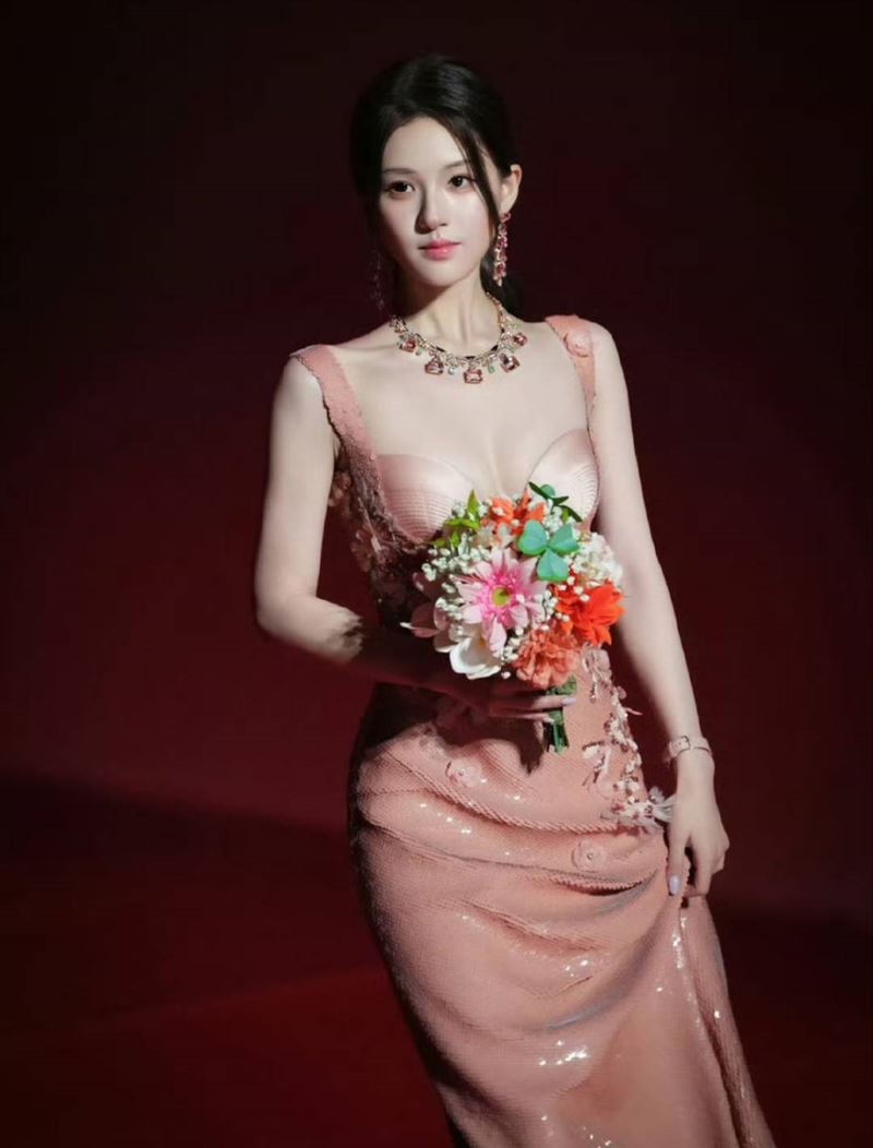 趙露思針對禮服問題坦承「有些bug存在」。（圖／翻攝自微博）
