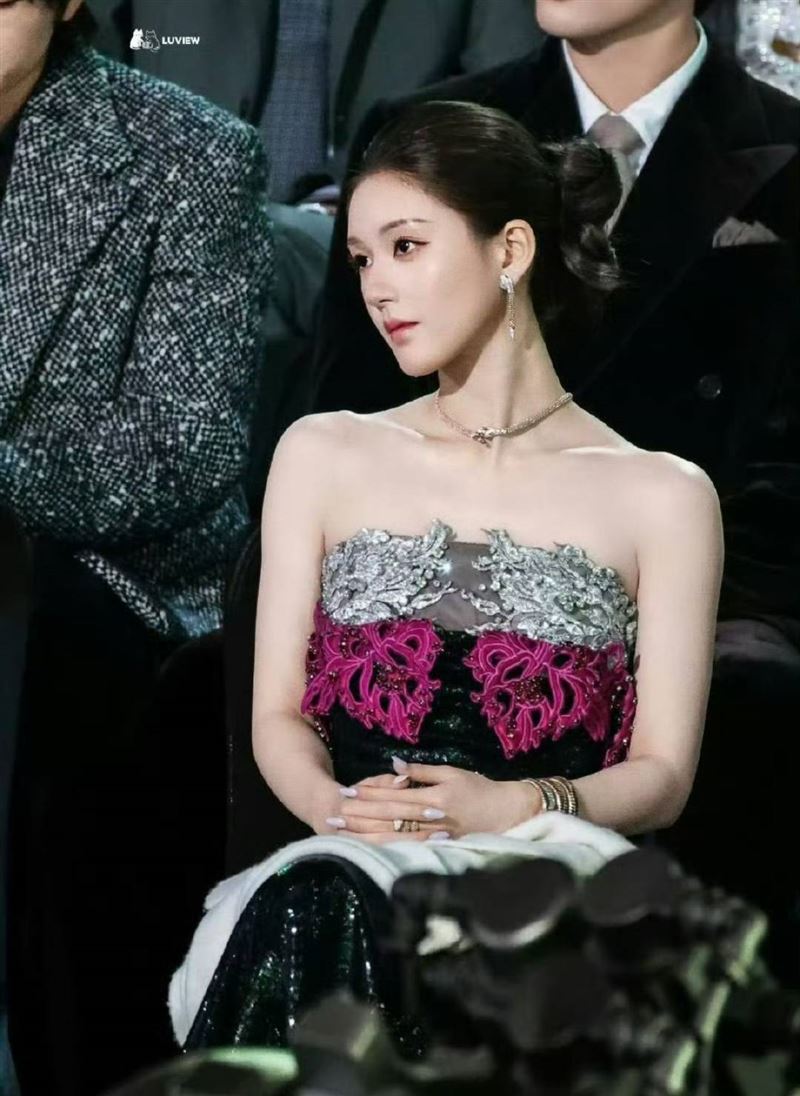 趙露思頒獎典禮開始後的禮服是2016年舊款。（圖／翻攝自微博）