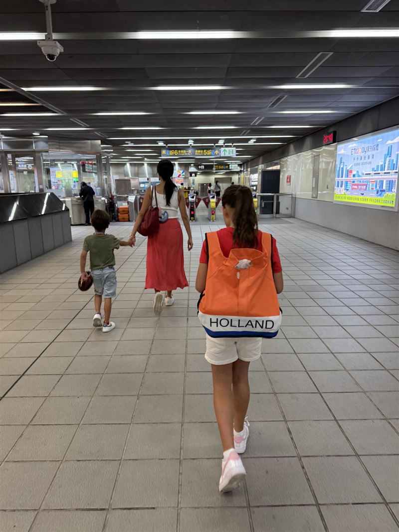 詹雅琪也在粉專發文表示，西方國家陸續傳出恐攻，讓人民對公共場所的安全感到憂心，而她一直以為這樣的暴力事件不會發生在台灣，如今卻真實地出現在身邊，令人震驚且難以置信。（圖／紅毛人 Dutch in Taiwan）