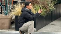 大咖男神蹲地替民眾街拍　51歲近況曝光了