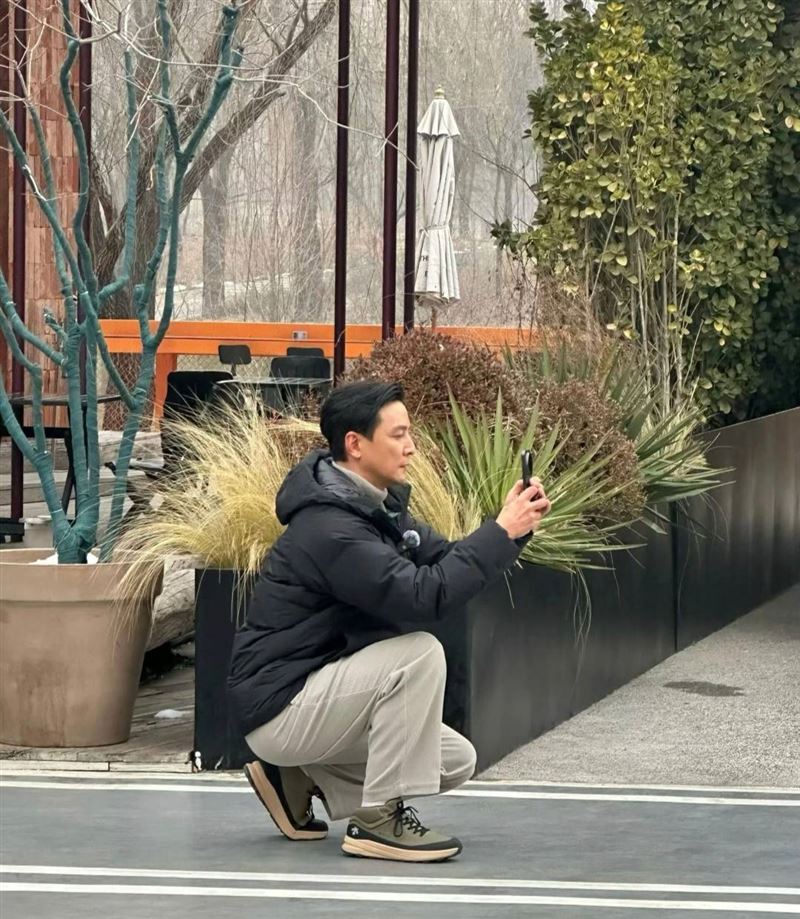 吳彥祖被發現在街頭替民眾拍攝。（圖／翻攝自小紅書）