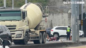 新／60歲婦遭水泥車撞飛　意識模糊搶救中（圖／翻攝畫面）