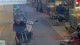 張文縱火燒毀租屋處後，帶著拖車前往台北車站。（圖／翻攝畫面）