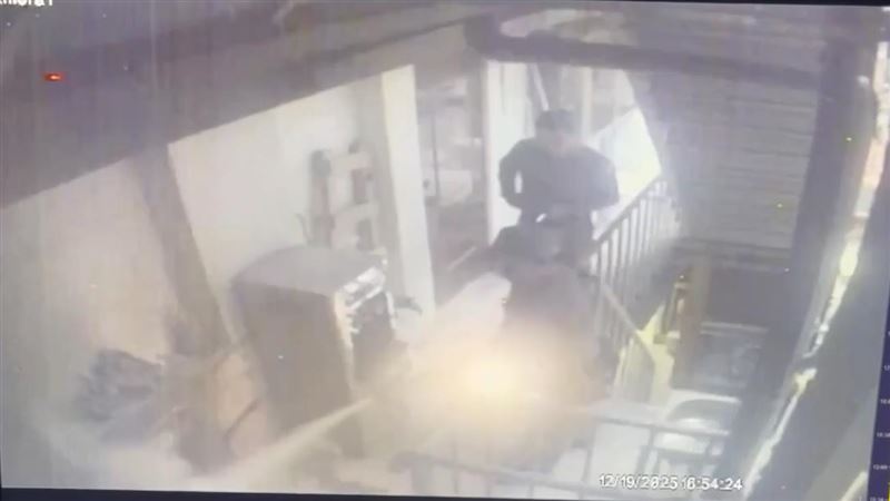 張文縱火燒毀租屋處後，忠西所警員撲滅陽台火勢。（圖／翻攝畫面）