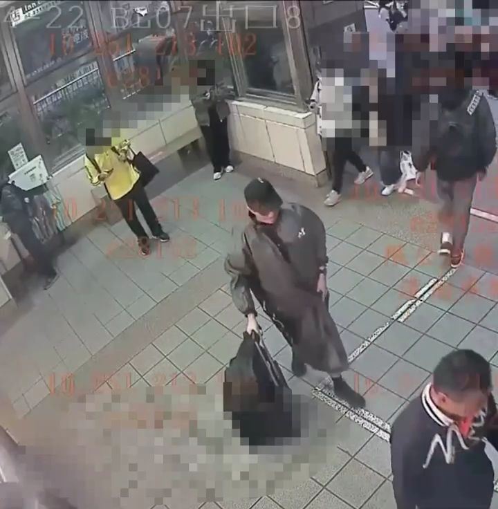 張文縱火燒毀租屋處後，帶著推車進入M8出口。（圖／翻攝畫面）