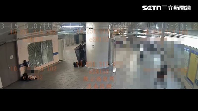 張文在M7出口變裝後開始丟擲煙霧彈。（圖／翻攝畫面）