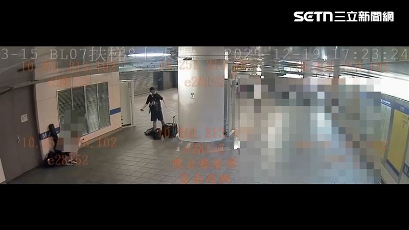 張文在M7出口變裝後開始丟擲煙霧彈。（圖／翻攝畫面）