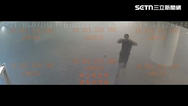 張文在M7出口變裝後開始丟擲煙霧彈。（圖／翻攝畫面）