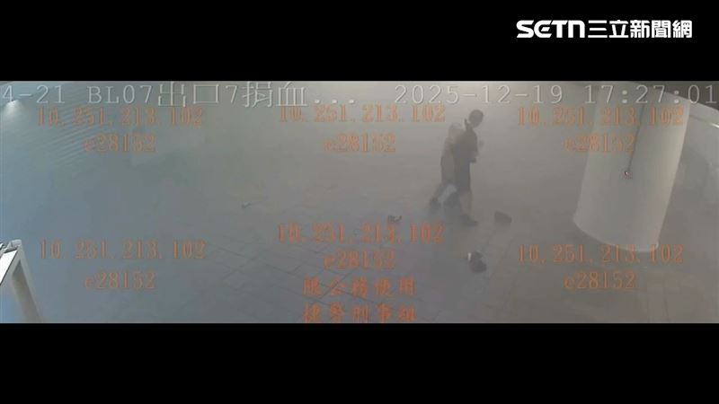 張文丟完煙霧彈後再度變裝逃逸。（圖／翻攝畫面）