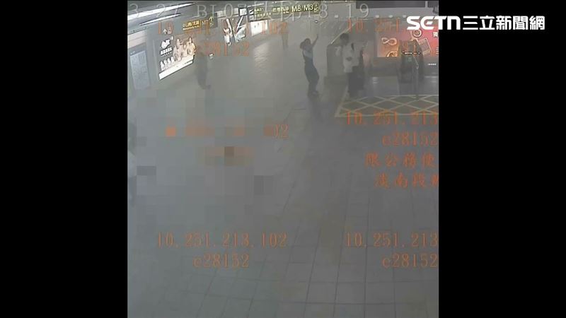 張文丟完煙霧彈後再度變裝逃逸。（圖／翻攝畫面）