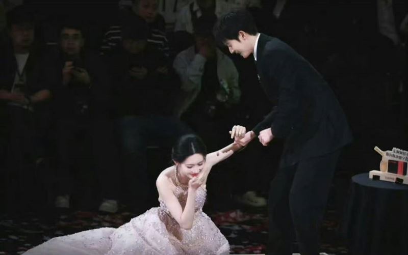 孟子義跌倒被網友說「摔出神圖」。（圖／翻攝自微博）