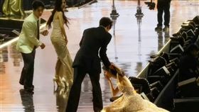 孟子義上台領獎前跌倒，嚇壞眾人。（圖／翻攝自微博）