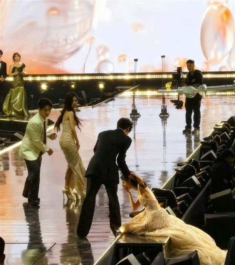 孟子義上台領獎前跌倒，嚇壞眾人。（圖／翻攝自微博）