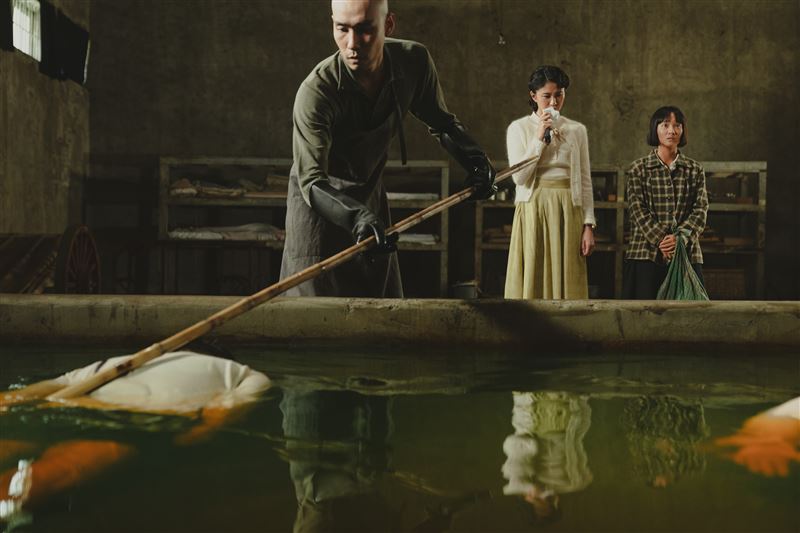 奈良美智特別點名兩場最打動他的戲是方郁婷（右）和9m88（中）去認哥哥屍體的那一幕。（圖／華文創 提供）