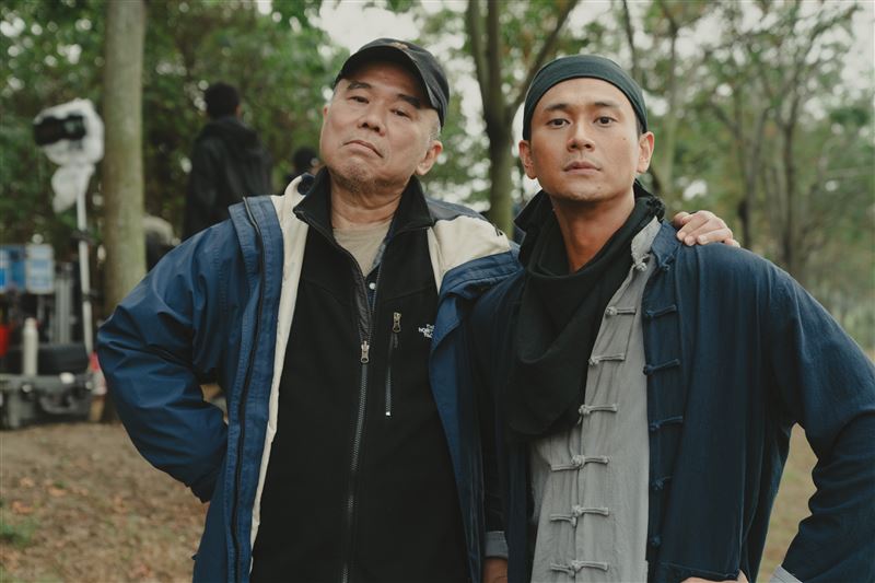 《大濛》是劉冠廷（右）繼《消失的情人節》後，再度與陳玉勳導演（左）合作，雖僅有兩場戲，他仍做足功課。（圖／華文創 提供）