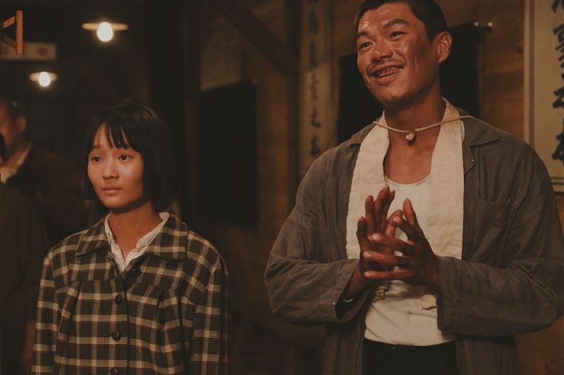 奈良美智特別點名兩場最打動他的戲，是方郁婷飾演的阿月（左）看著9m88飾演的姊姊在舞台上又唱又跳的那一刻。（圖／華文創 提供）