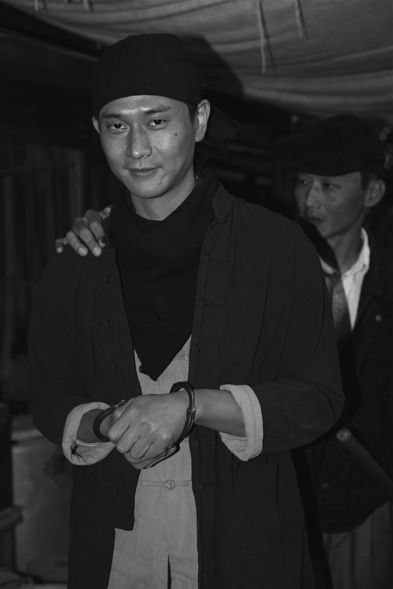 據悉高金鐘當年是有名的越獄大王，傳說跳起來頭部能超過甘蔗樹梢。劇組人員找到其真實照片後，發現與劉冠廷有三分神似。（圖／華文創 提供）