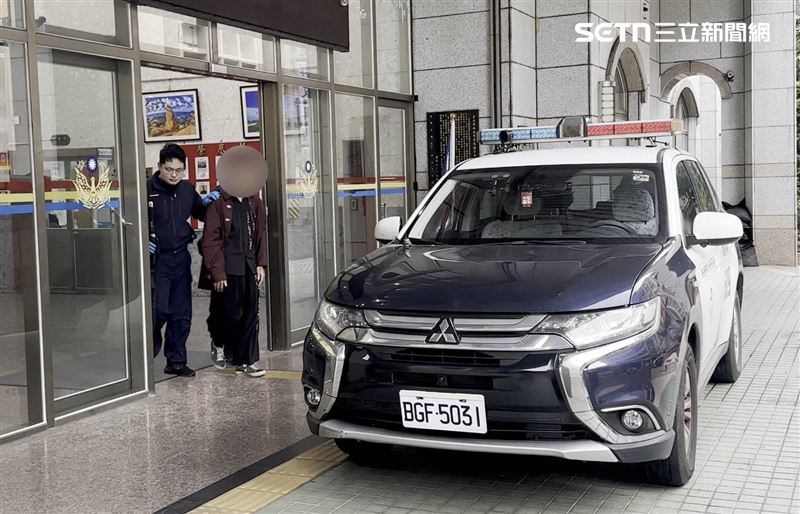 警方採取專業的上下包圍策略，迅速鎖定陳男並要求其配合盤查。(圖/翻攝畫面)