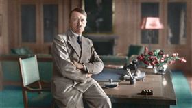 德國惡名昭彰的獨裁者希特勒。新納粹團體運用AI語音生成技術，再現希特勒的演說為英語版本，並在多個平台散播。（圖／翻攝自X平台 @paianVII）