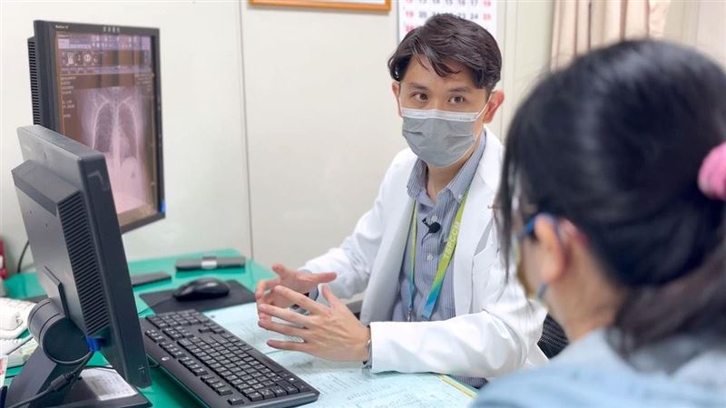 出車禍胸口疼痛！23歲女斷骨刺肺…險沒命