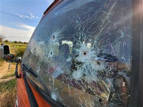 在柬埔寨邊境，彈痕累累的車窗。（圖／翻攝自X平台 @MayWongST）