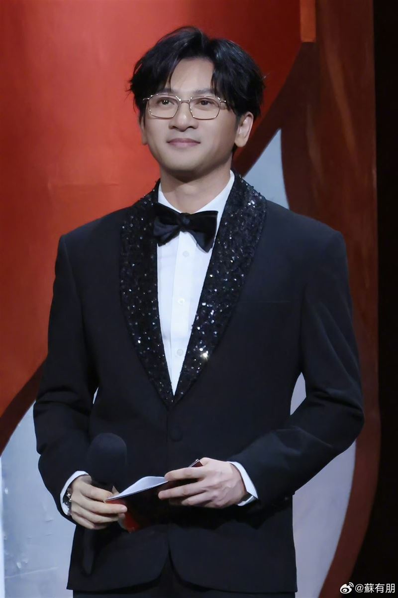 蘇有朋受邀擔任2025金雞獎主持之一,西裝設計上多了許多亮片。(圖/翻攝自微博)