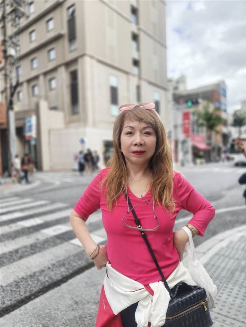 萁媽（左）開完刀赴沖繩。（圖／翻攝自萁媽瘋語錄臉書）