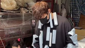 被控切糕噴口水！涼糕哥「全身口罩」擺攤