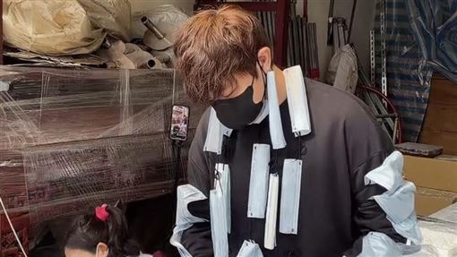 被控切糕噴口水！涼糕哥「全身口罩」擺攤