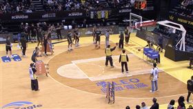 新北國王中場遊戲超時影響雲豹熱身。（圖／翻攝自TPBL YouTube）