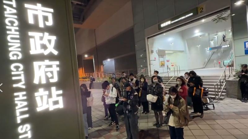 中捷電力異常，雙向列車行駛延誤。（圖／翻攝畫面）