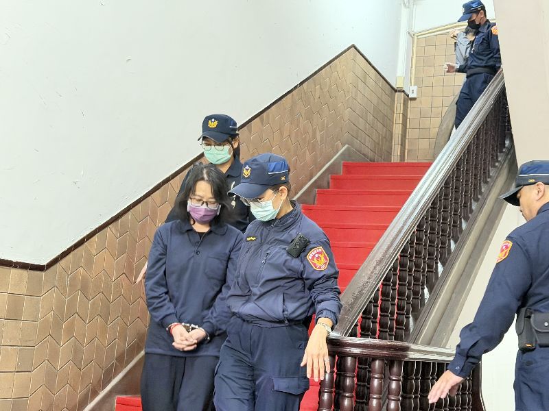 男童「剴剴」遭虐死案，二審台灣高等法院22日晚間辯論終結，1月27日宣判。保母劉彩萱（前左）於最後陳述時哭著說，對不起，會請律師跟被害家屬談賠償。圖為劉彩萱庭訊後還押