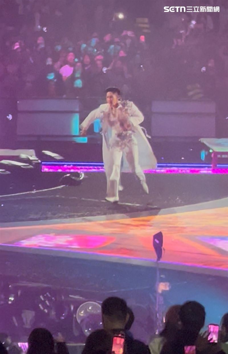 五月天主唱阿信不慎跌落舞台，吳建豪急奔過去。（圖／讀者授權提供畫面請勿外流）