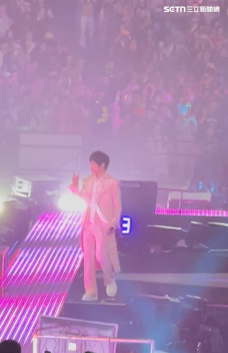 五月天阿信突然不慎跌落舞台，突發狀況讓全場歌迷瞬間嚇傻。（圖／讀者授權提供畫面請勿外流）