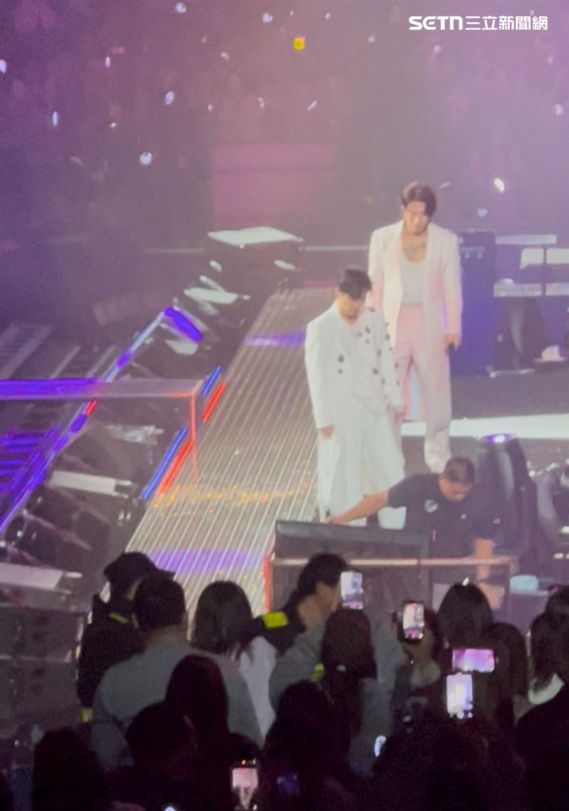 五月天主唱阿信不慎跌落舞台，F3立刻上前關心狀況，現場立即中斷近30秒鐘。（圖／讀者授權提供畫面請勿外流）