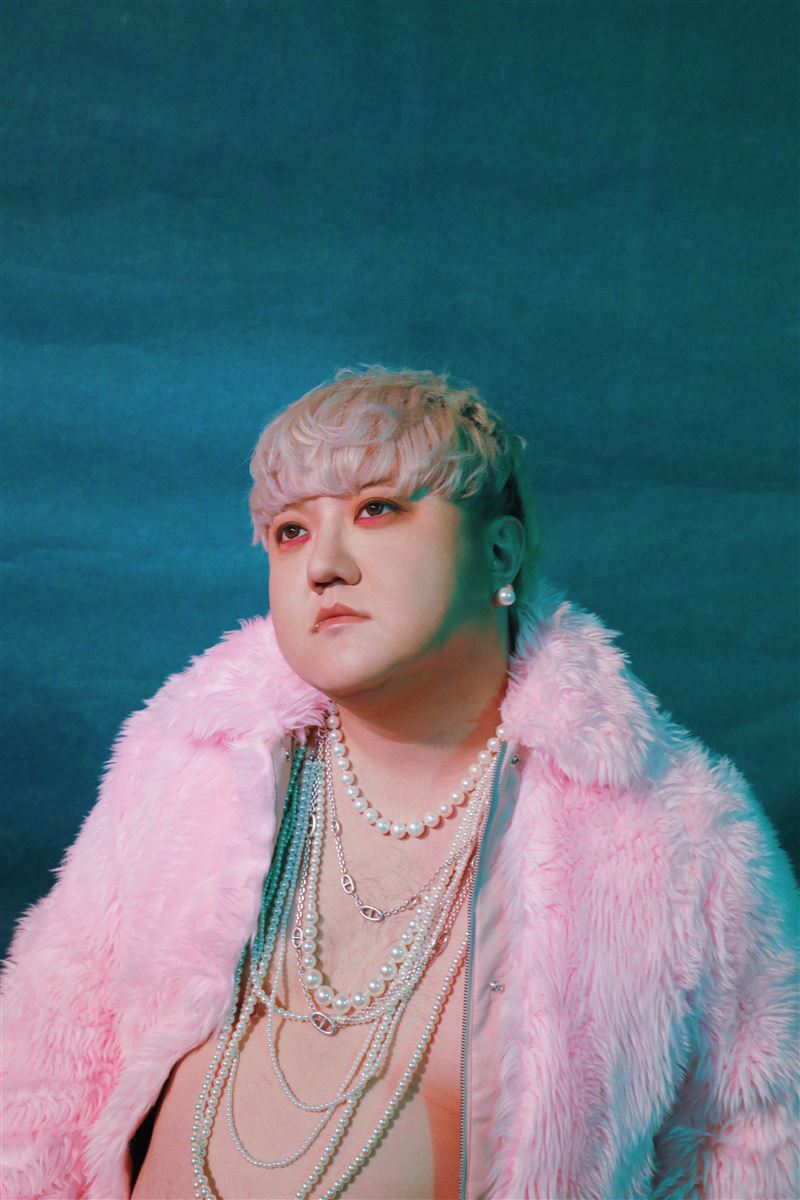 葵剛以「最不修飾的狀態」裸上身入鏡。（圖／華納音樂提供）