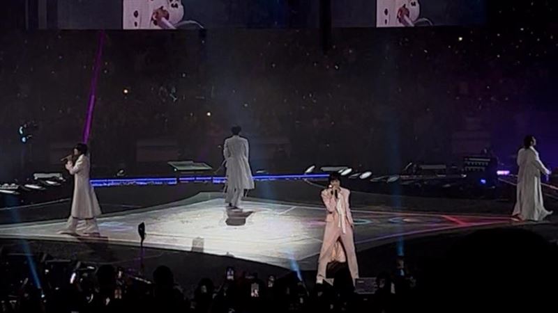 獨／五月天阿信跌落舞台影片曝！重摔消失