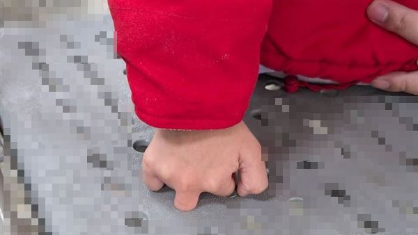 苗栗2歲女童，手指插入塑膠椅洞，疼痛大哭。(圖／翻攝畫面)