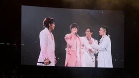 五月天主唱阿信不慎跌落舞台，F3立刻上前關心狀況，現場立即中斷近30秒鐘。（圖／讀者授權提供畫面請勿外流）