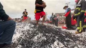 ▲走過炭火。（圖／三立新聞網）