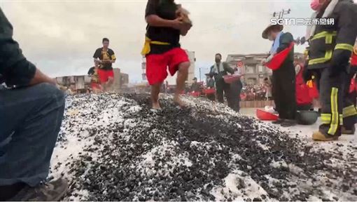 全台最大二結王公過火　信徒赤腳衝炭火堆